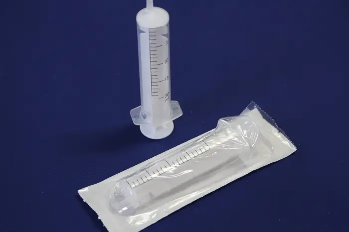 Seringa de 5 ml; 10 ml ou de 20 ml descartável esterilizada por óxido de etileno em embalagem individual com cilindro claro e transparente. Possui uma escala nítida para dosificação exacta.