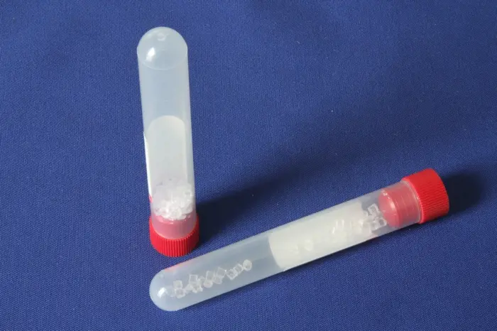 Tubo polipropileno 16x100 mm com tampa vermelha, com granulos separadores e activador de coagulação.